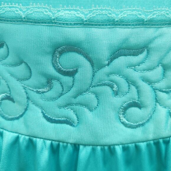 Vtg Vanity Fair Feminine Flowy Flirty Womens Nightgown Size  L Embroidered - Picture 2 of 11